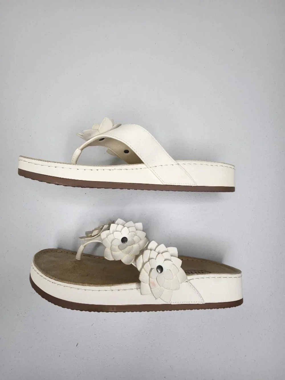 Cliffs by White Mountain Floral detail Thong Sandals Hot Spot White 8.5